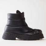 Стёганые ботинки из кожи чёрного цвета с центральной молнией